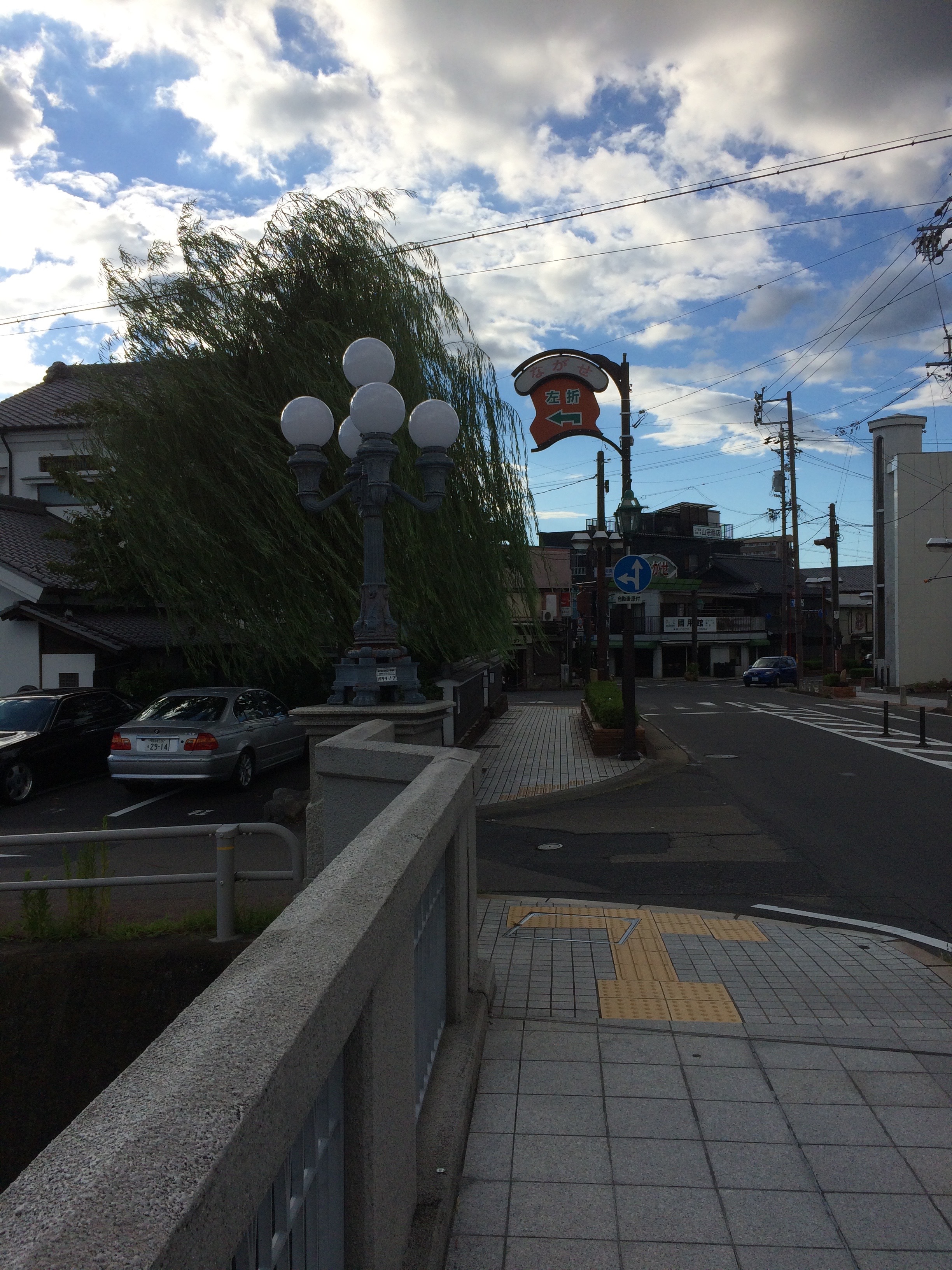 多治見橋よりながせ商店街を見る